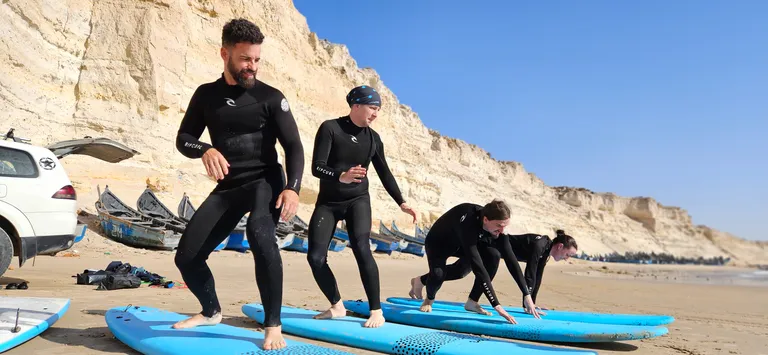 Cours de surf en groupe à Dakhla, Maroc