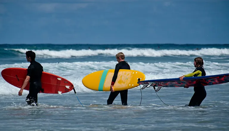 Élèves de surf entrant dans l’eau à Dakhla