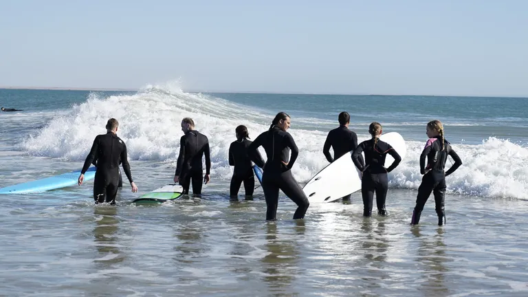 Élèves de surf pendant un cours à Dakhla